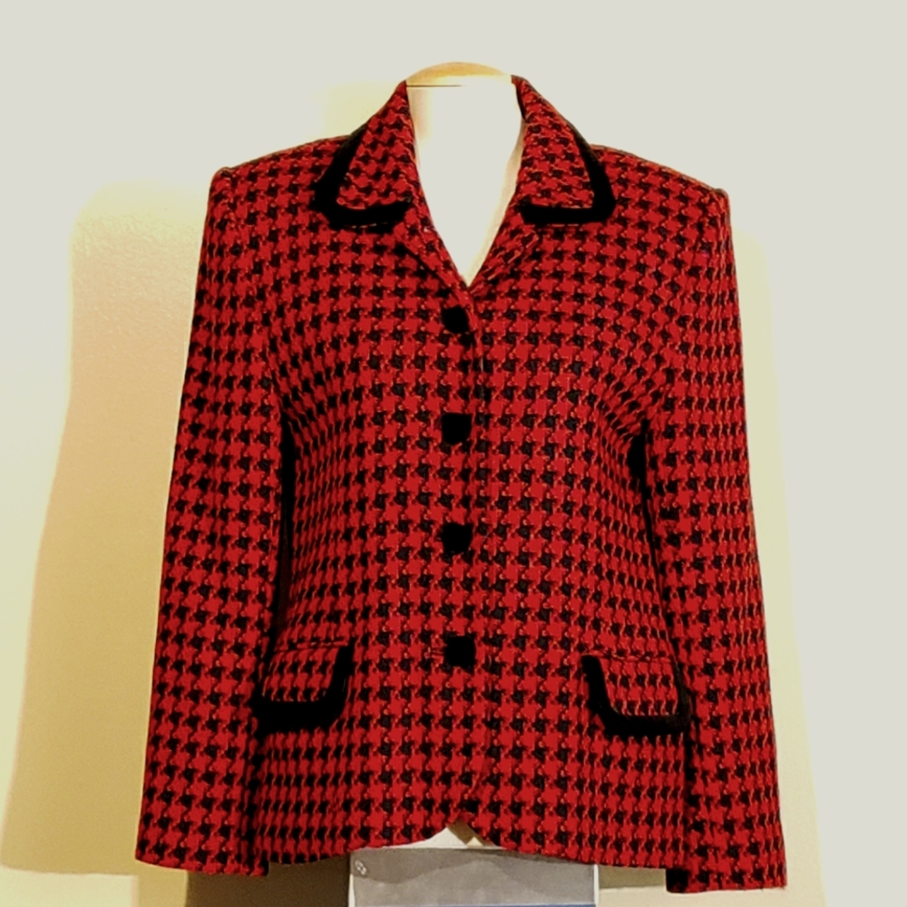 Classic blazer. Herringbone blazer in red and black.